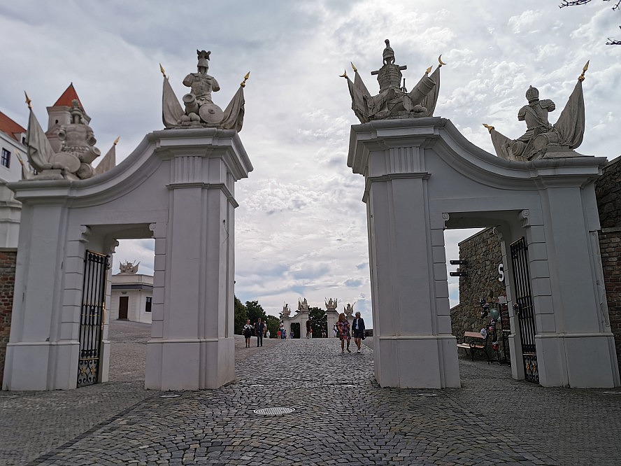 nicko cruises: ein Tor im Innenhof von der Bratislavský Hrad (Burg Brastislava)