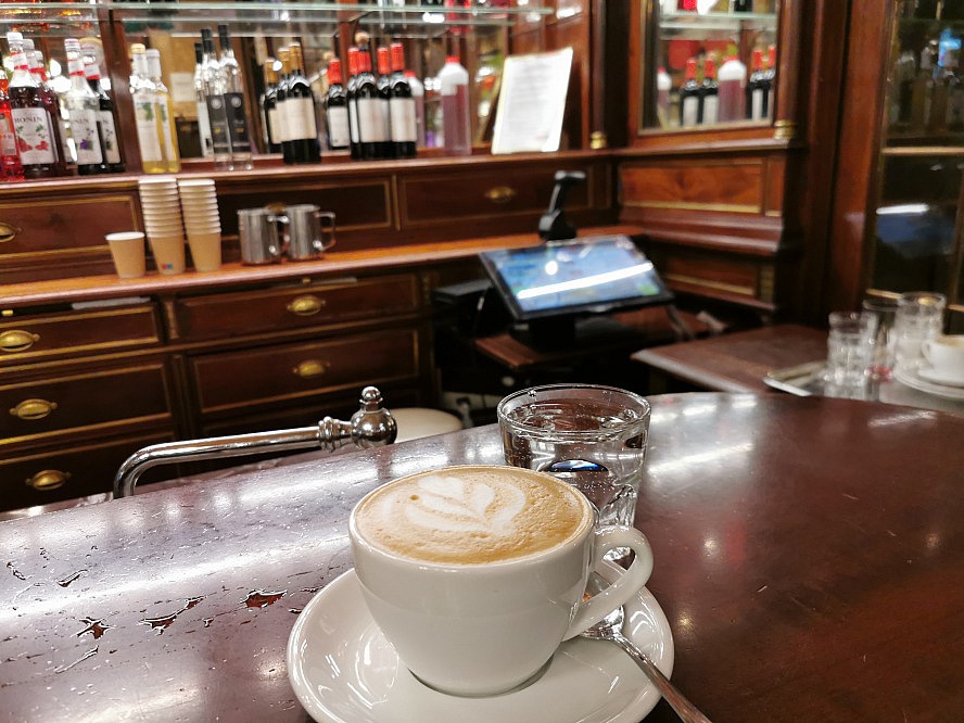 nicko cruises: Espresso im Traditionscafé Demel