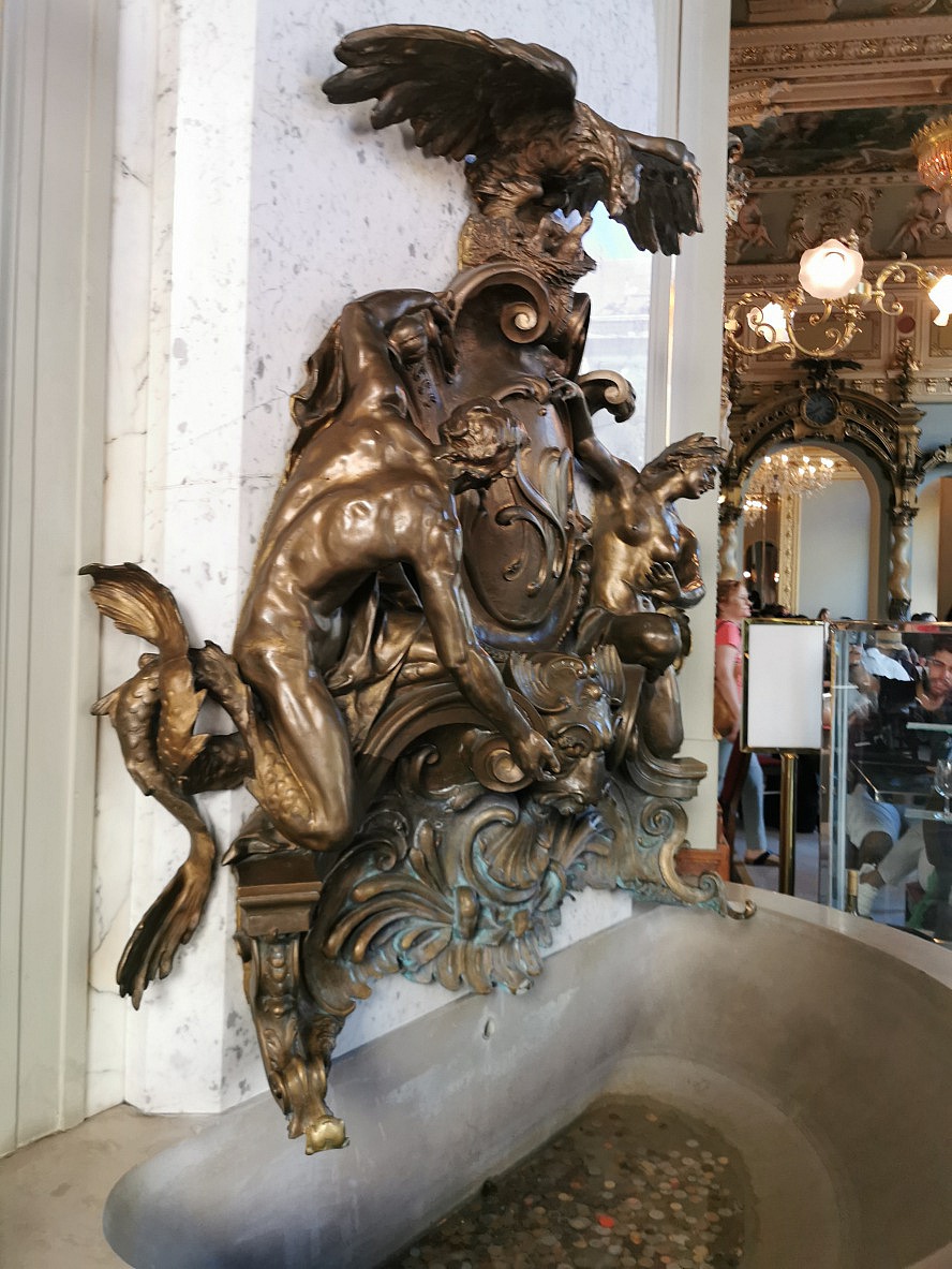 nicko cruises: Glücksmünzen-Brunnen im New York Café von Budapest