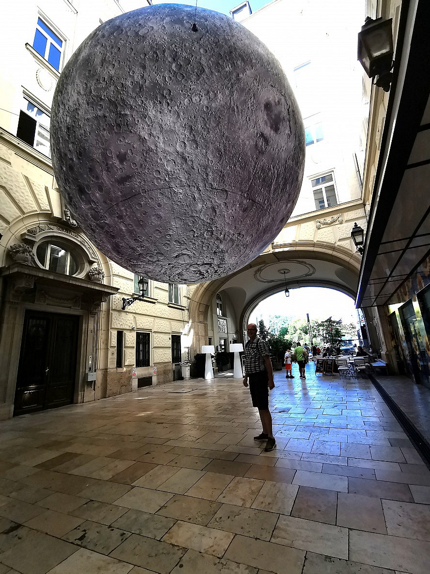 nicko cruises: Großer Mond Installation in Budapest