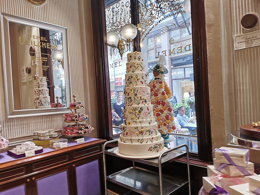 nicko cruises: Hochzeitstorte im Traditionscafé Demel