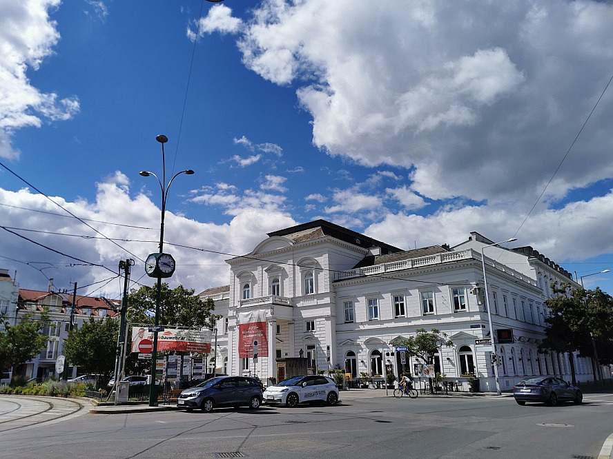 nicko cruises: imposantes Gebäude in Nußdorf