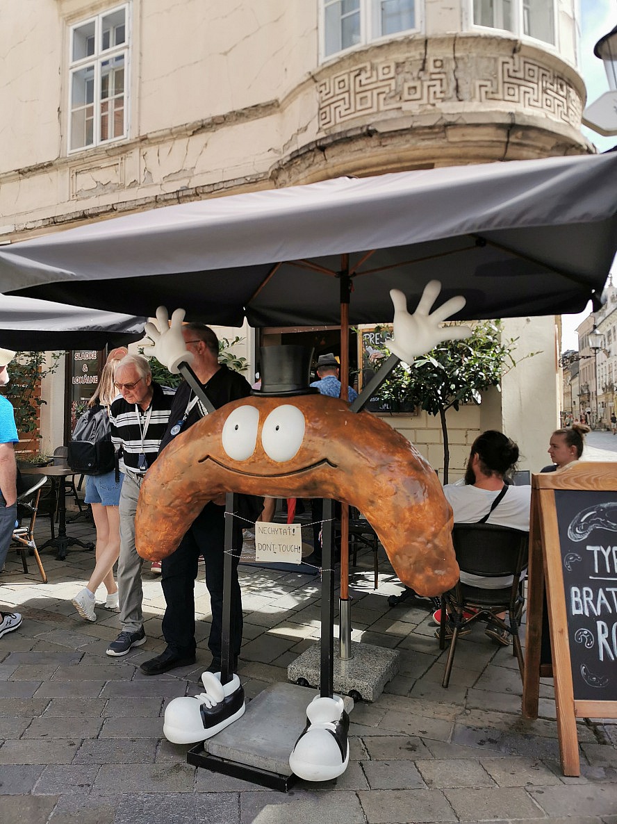 nicko cruises: in einem Café der Altstadt von Bratislava gibt es für uns die berühmten Pressburger Kipferl zu kosten