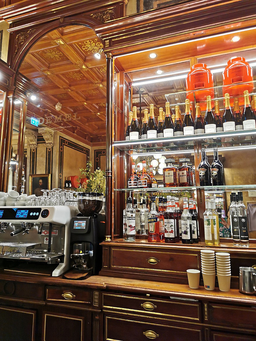 nicko cruises: Kaffeemaschine im Traditionscafé Demel