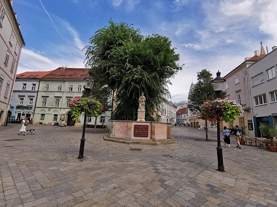 nicko cruises: malerischer Platz in der Nähe der Bronze Skulptur von Napoleon in Bratislava