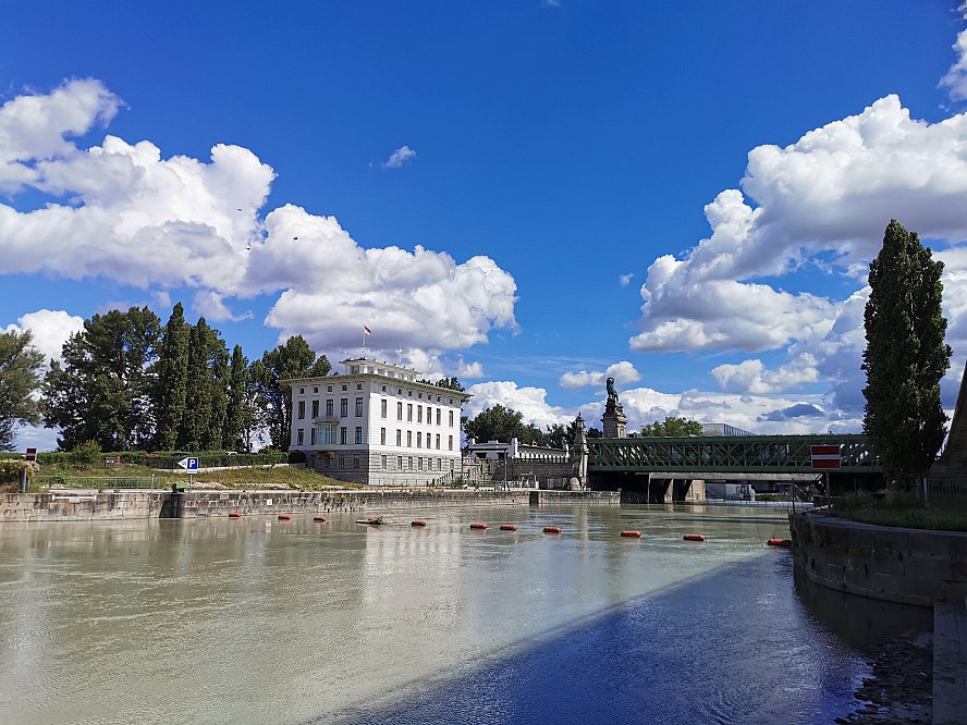 nicko cruises: Nußdorfer Wehr mit Schemerlbrücke und Verwaltungsgebäude