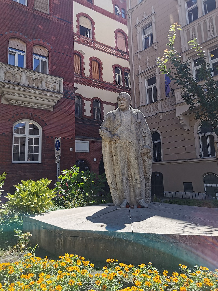 nicko cruises: Statue des Schriftstellers Mikszáth Kálmán auf dem gleichnamigen Platz