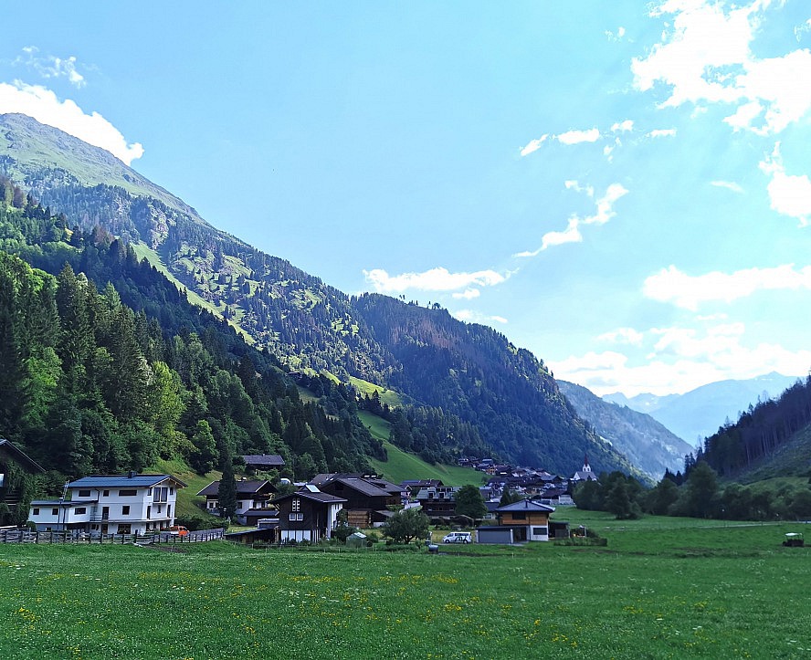 Zedern Klang: Blick vom Hotel auf das schöne Dorf Hopfgarten