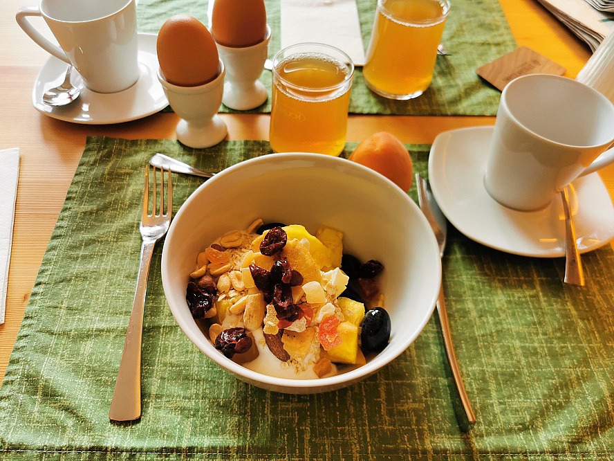 Zedern Klang: der Tag beginnt mit gekochten Eiern, Kaffee und Obstsalat zum Frühstück