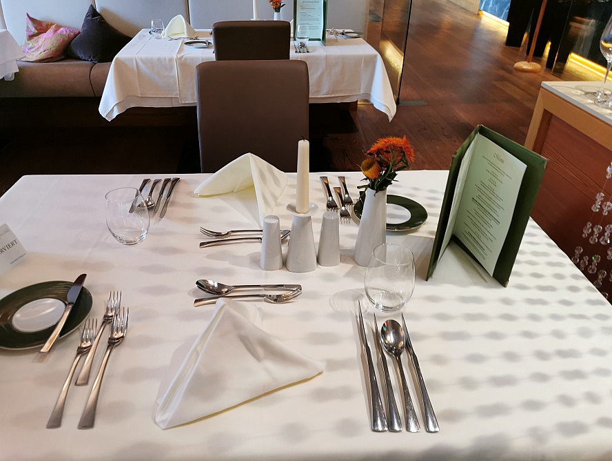 Zedern Klang: die Tische im Restaurant werden elegant eingedeckt