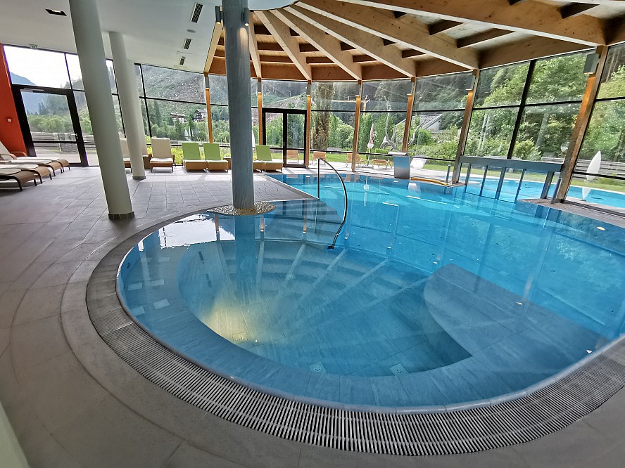 Zedern Klang: Indoorpool mit Schleuse zum Außenpool