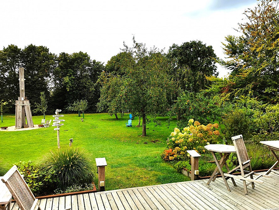 Landhafen Niebüll: Blick in den Park mit Apfelbäumen