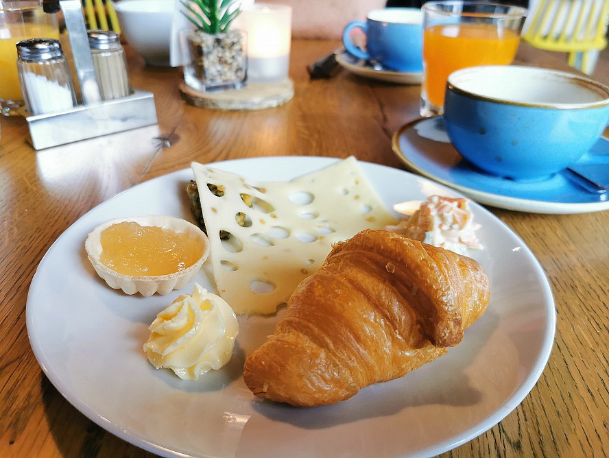 Landhafen Niebüll: Cappuccino, Saft und ein Croissant mit Marmelade und Käse