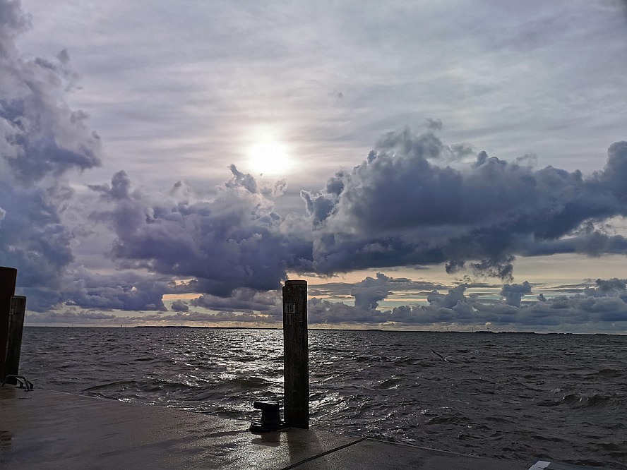 Landhafen Niebüll: mystisches Wolkenspiel am Fährhafen Dagebüll