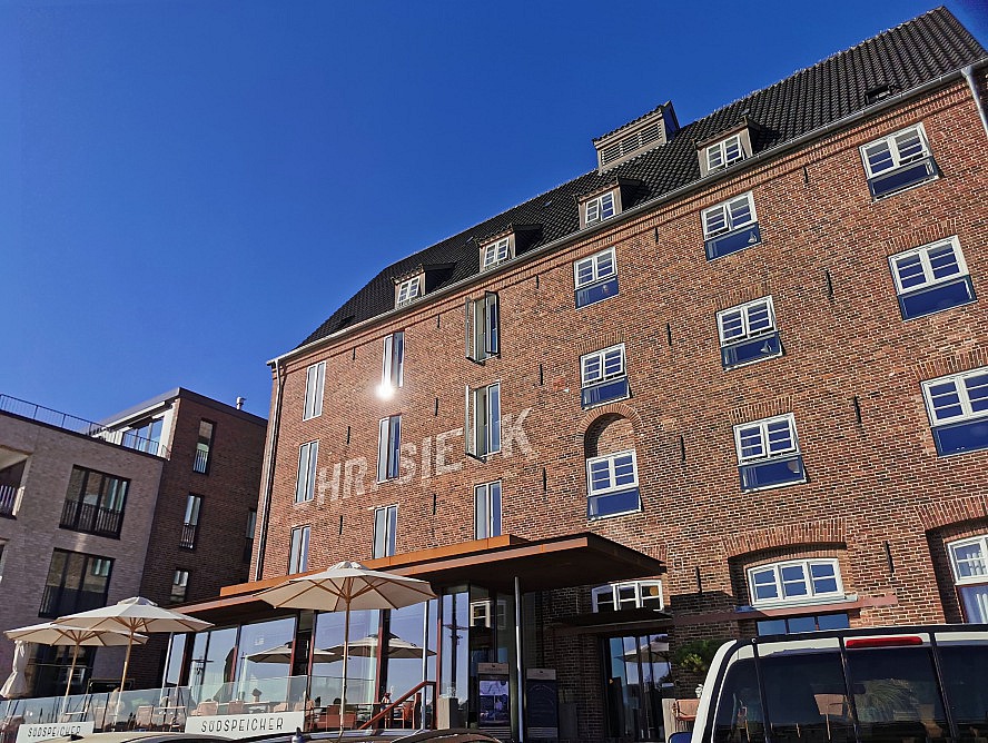 Hotel Südspeicher: Blick auf das sonnenbeschienene Hotel