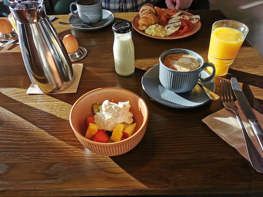 Hotel Südspeicher: frischer O-Saft, Cappuccino und Obstsalat