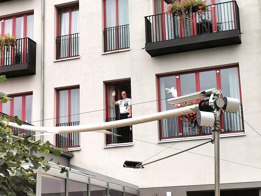 Strandhotel Heringsdorf: Axel winkt vom Fenster unserer schönen Suite