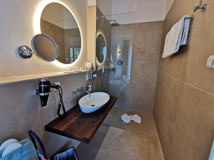 Strandhotel Heringsdorf: das geräumige und elegante Badezimmer unserer Suite