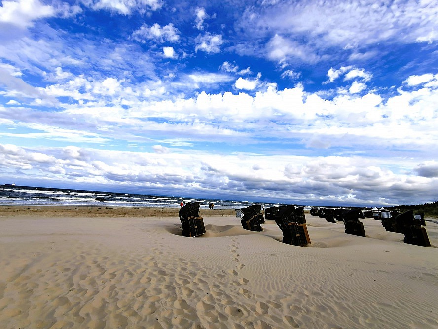 Strandhotel Heringsdorf: der kilometerlange Sandstrand erstreckt sich bis zum Horizont und lädt zum Sonnenbaden, Schwimmen und Sandburgenbauen ein